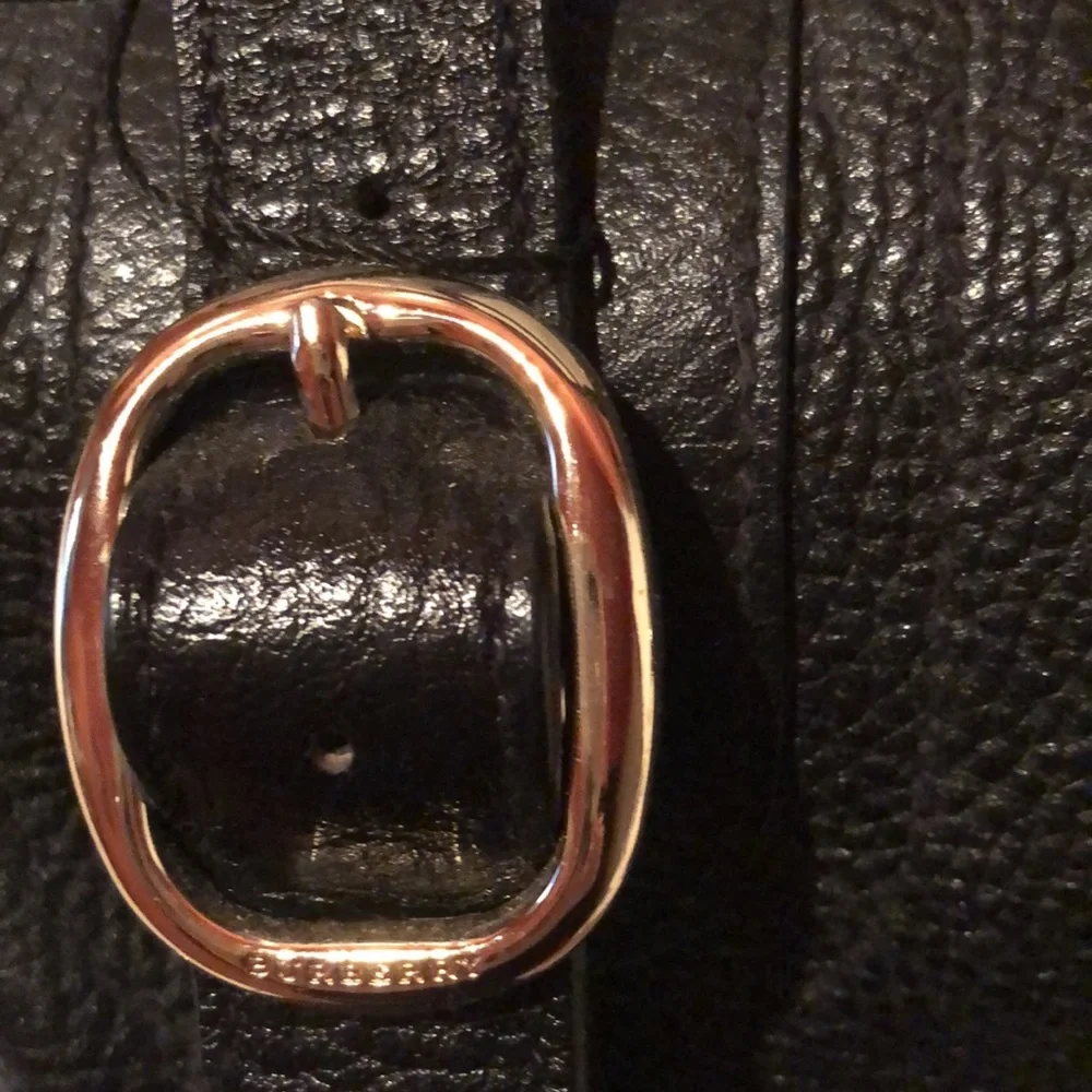 Beautiful and classic Burberry black textured leather buckle handbag (plaid int) - Picture 6 of 10
